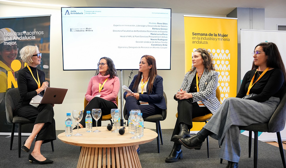 Las participantes en la última mesa redonda de la jornada sobre mujer en la industria y la minería han abordado casos de éxito.